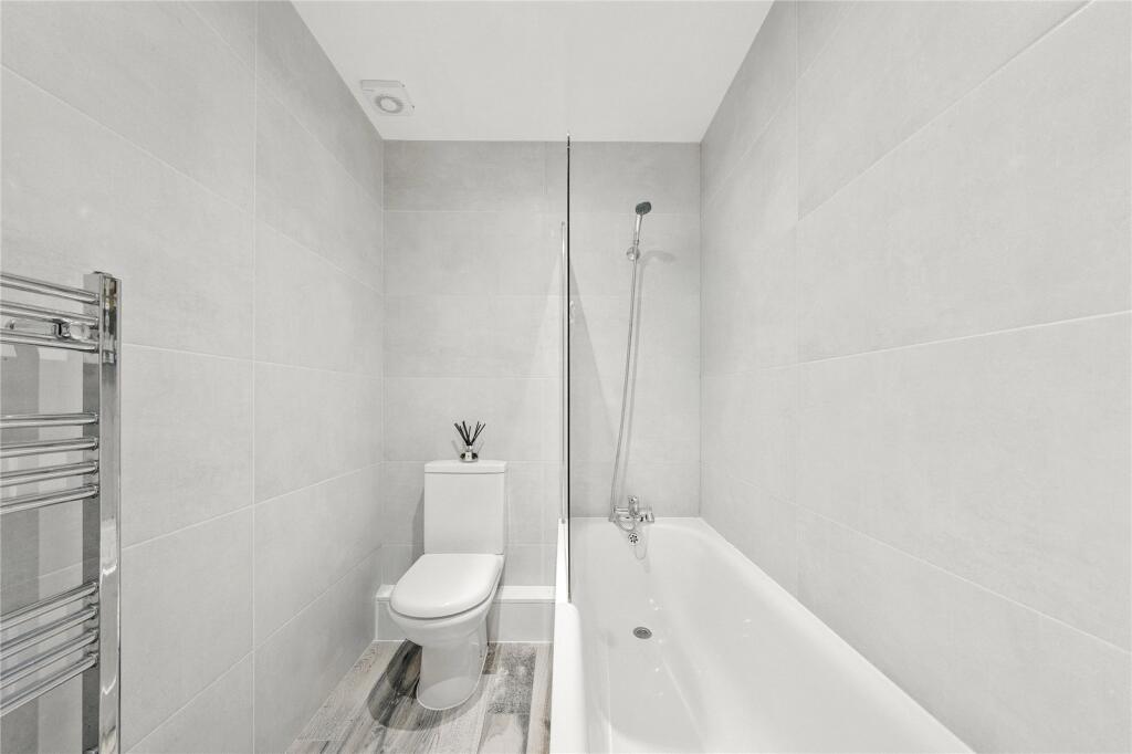Apartment in London, Leytonstone - View 4