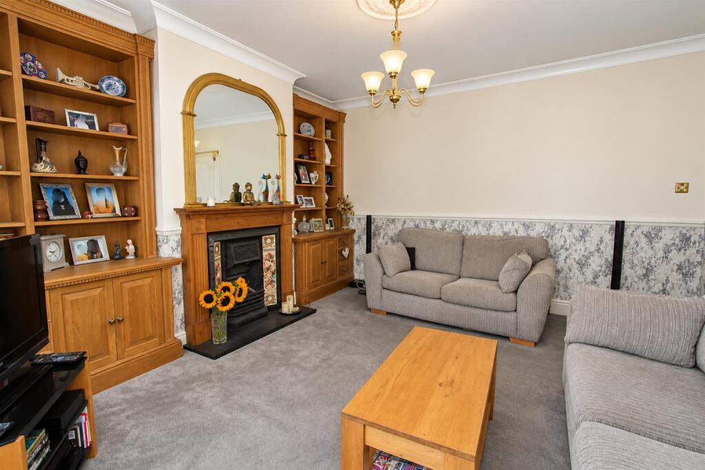 House in Sutton - More