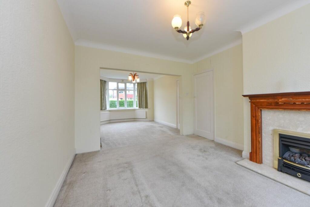 Ludford Grove, Sale, M33 4DG – další