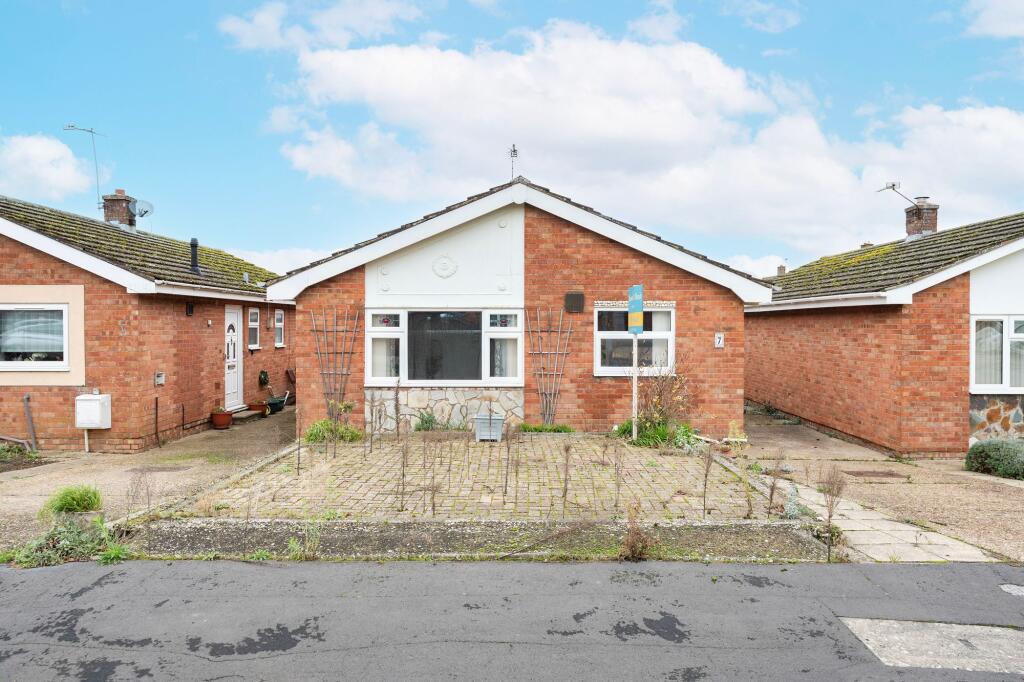 2-bed bungalow on Waterloo Avenue, Roydon, £200,000