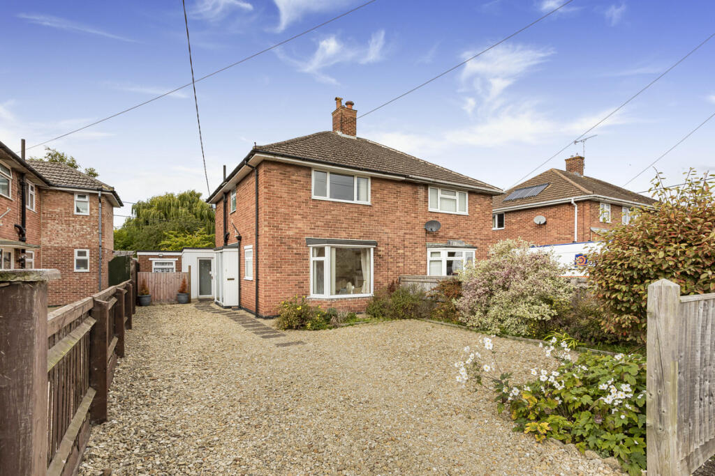 2-bed semi-detached on Merton Way, Yarnton, OX5, £335,000