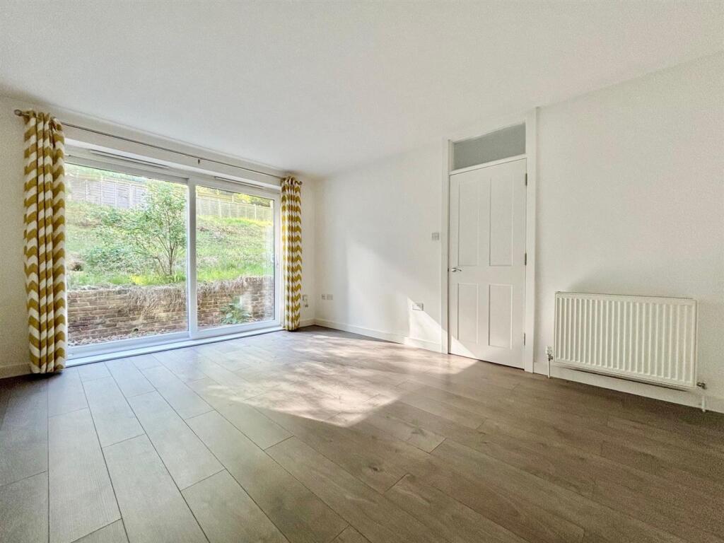 Apartment in Sevenoaks - View 3