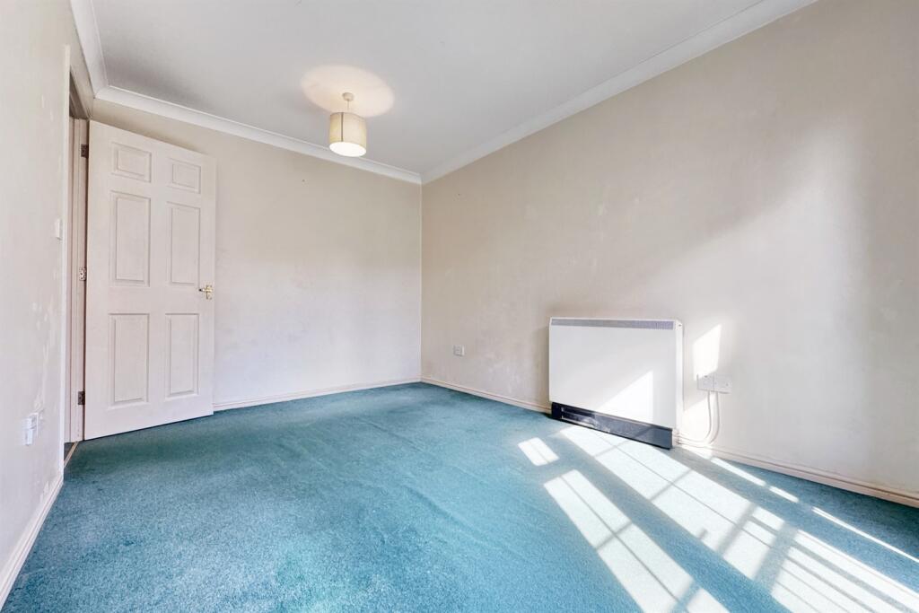 2 bedroom Ground Floor Flat in Chichester photo 2