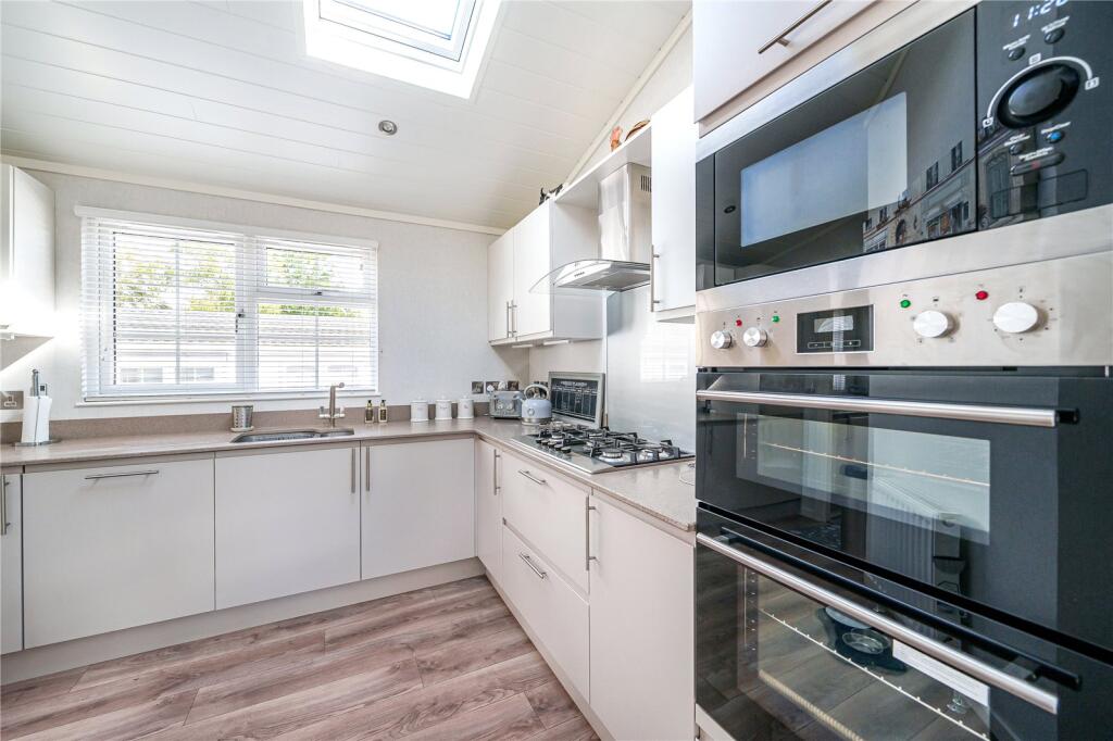 The Larches, Warfield Park, Bracknell, Berkshire, RG42 photo 3
