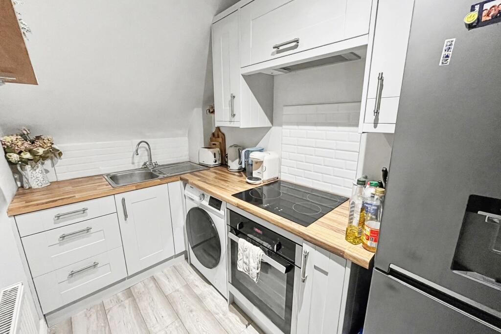 Apartment in Christchurch, Pokesdown, Bournemouth - View 3