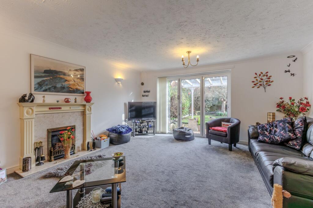 Fairwater Close, Evesham, WR11 photo 2