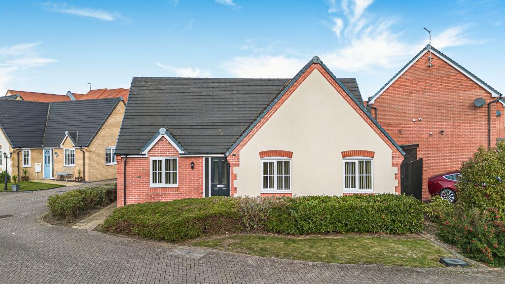 2-bed bungalow on Woollard Walk, Sawtry, Cambrigeshire., £299,950