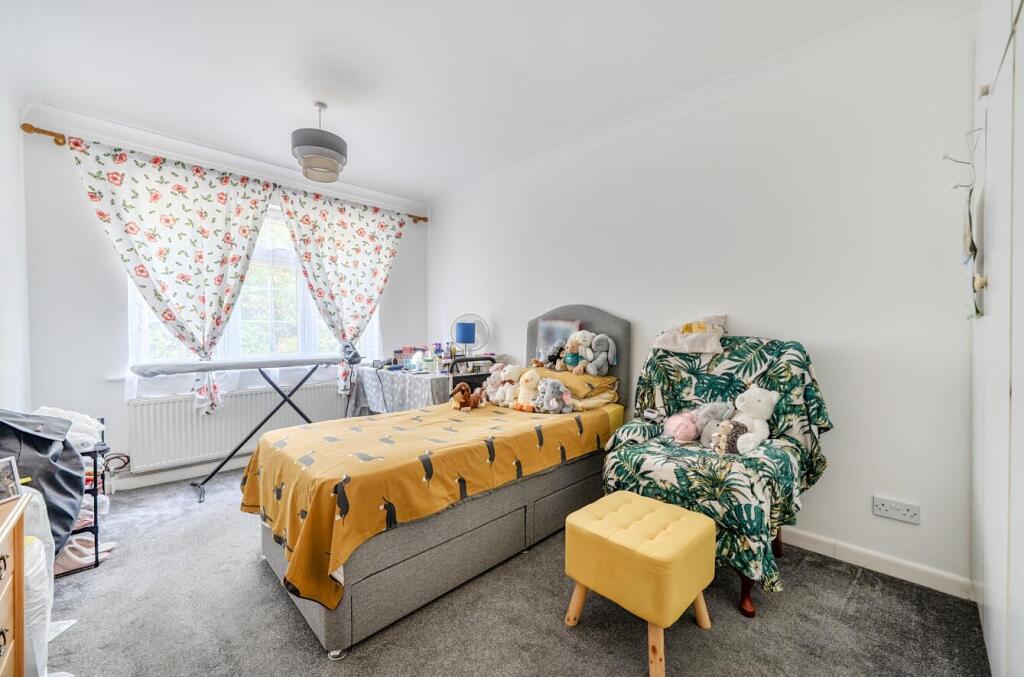 Apartment in Eastleigh, Chandler's Ford - More