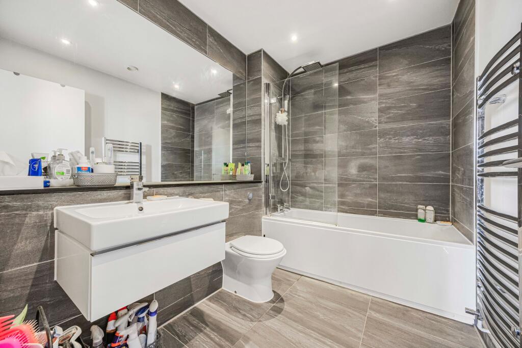 Apartment in Slough - More