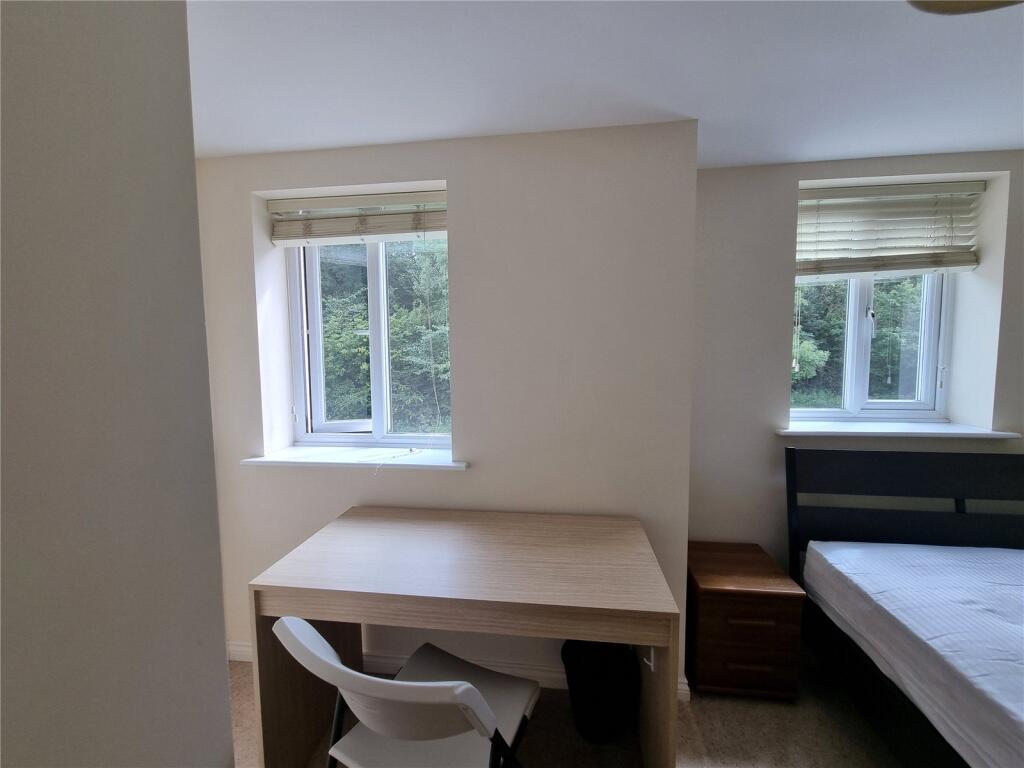 5 bedroom end of terrace house for rent
