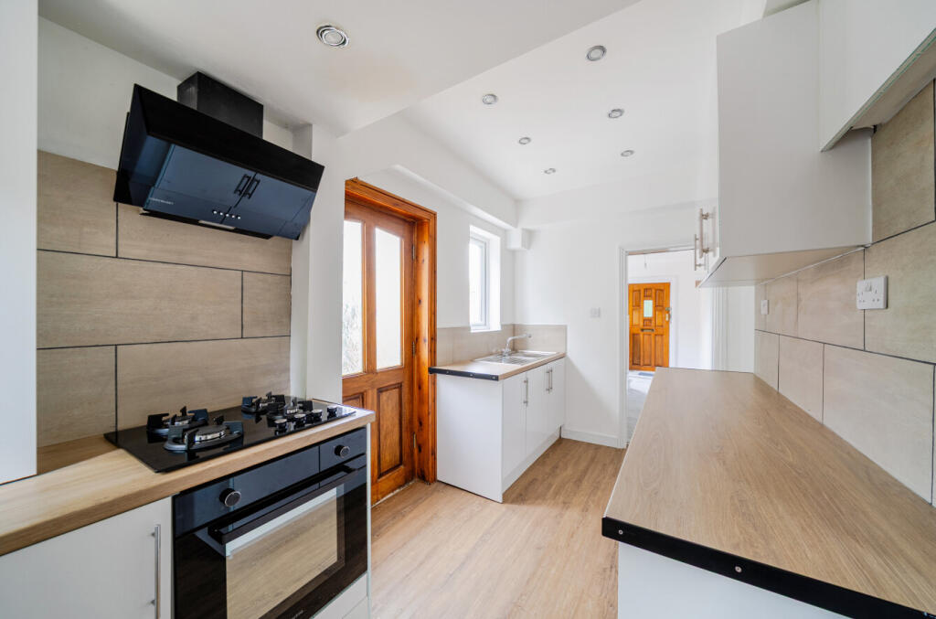 House in Leeds, Far Headingley, Weetwood - View 2
