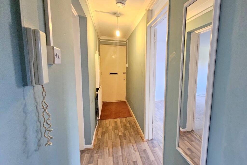 Apartment in Crawley, Worth - View 3