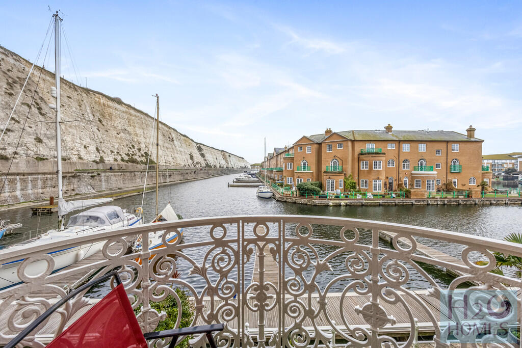 2-bed flat on Mariner's Quay, Brighton Marina Village, Brighton, £350,000