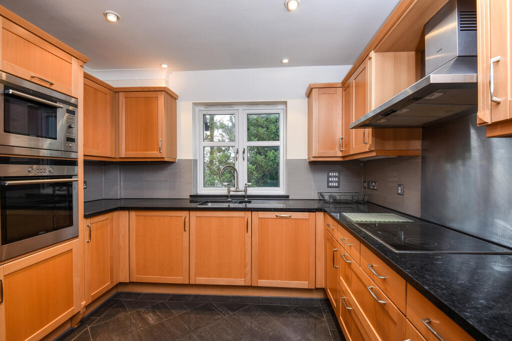 Apartment in Woking, Surrey - View 5