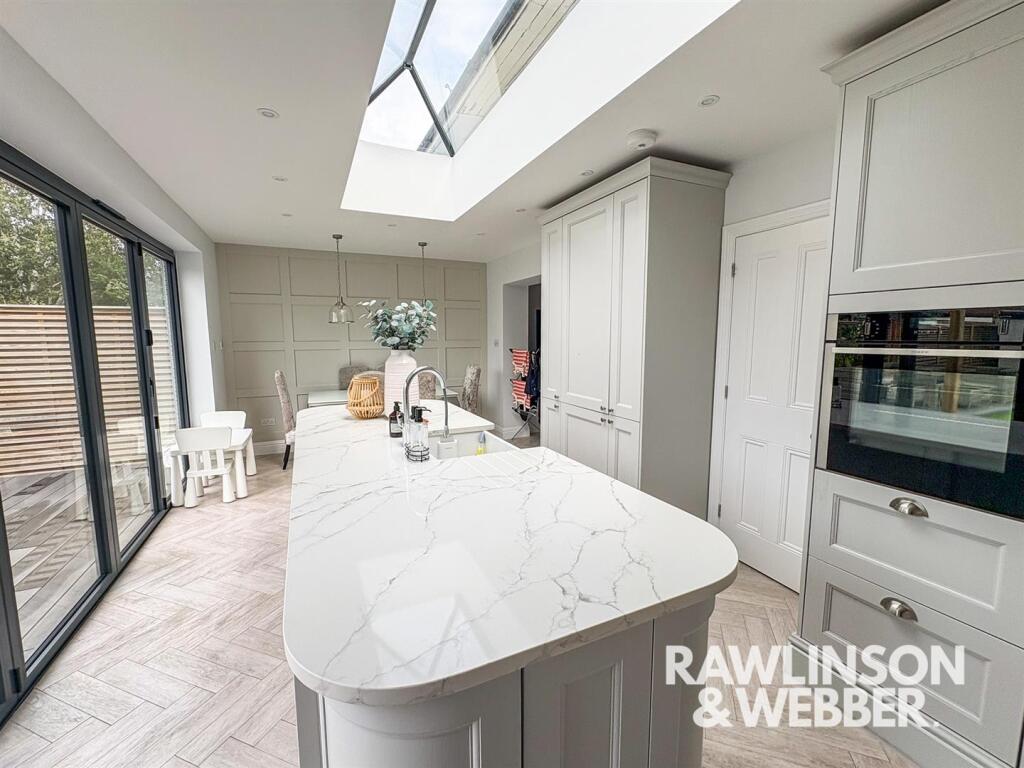 House in Kingston upon Thames - More
