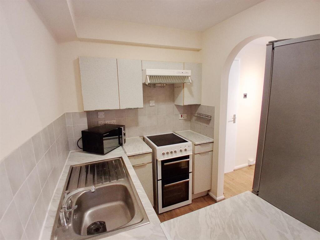 Apartment in Southall - View 3