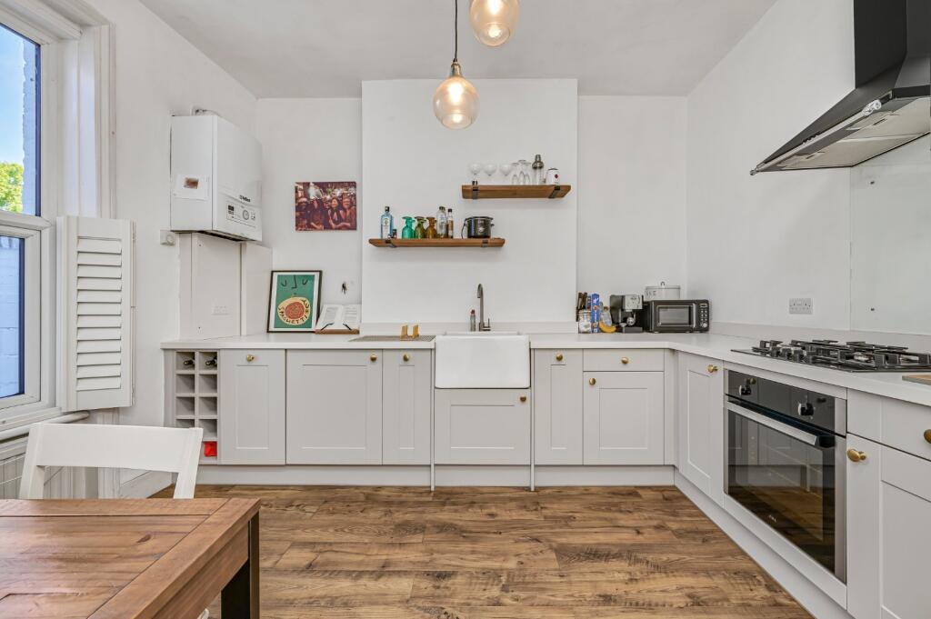 Apartment in London, Blenheim Gardens Estate, Brixton - More