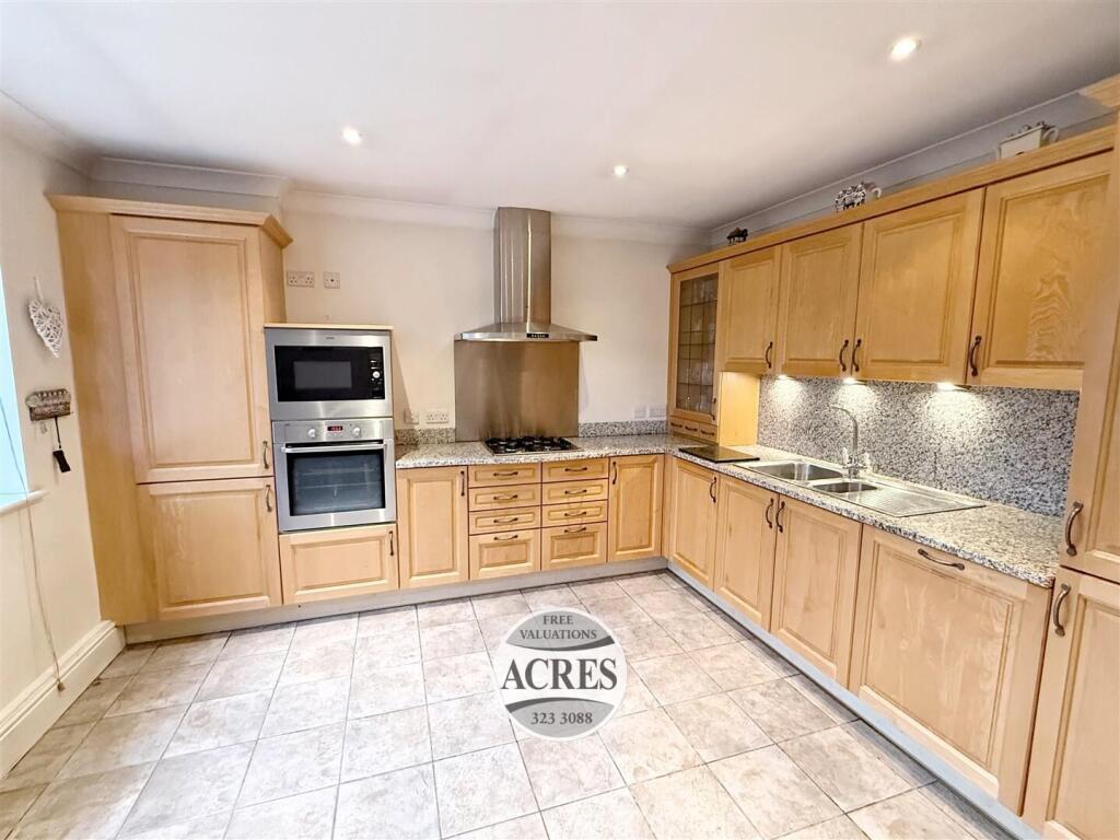 Apartment in Birmingham, Sutton Coldfield - View 3