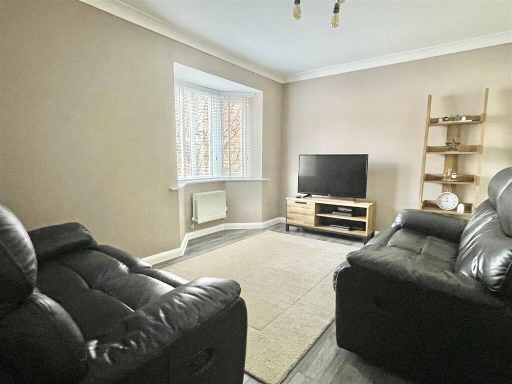 House in Chelmsford, Chancellor Park, Chelmer - View 2