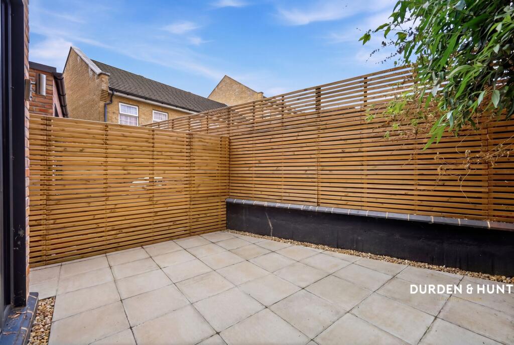 4 bedroom end of terrace house for rent