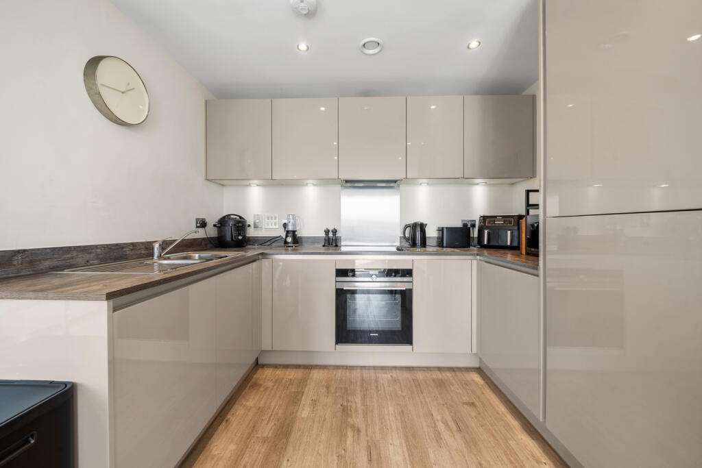 Apartment in Runnymede, Addlestone - View 5