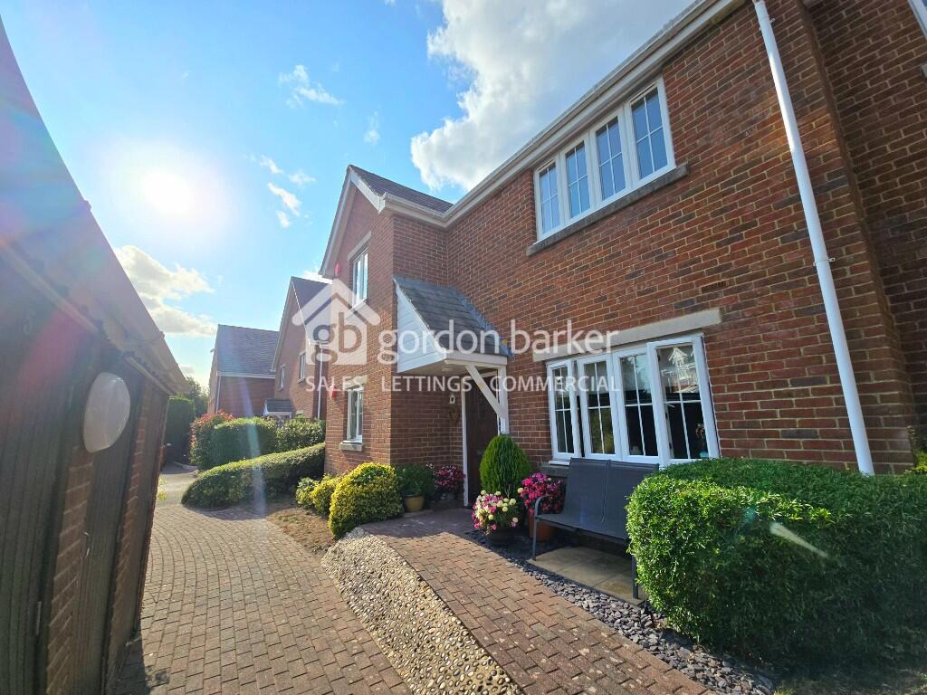 2-bed flat on Penny Court, Ringwood, Hampshire, BH24, £245,000
