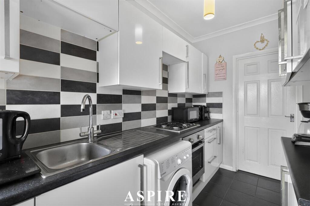 Apartment in Castle Point, Essex - View 4