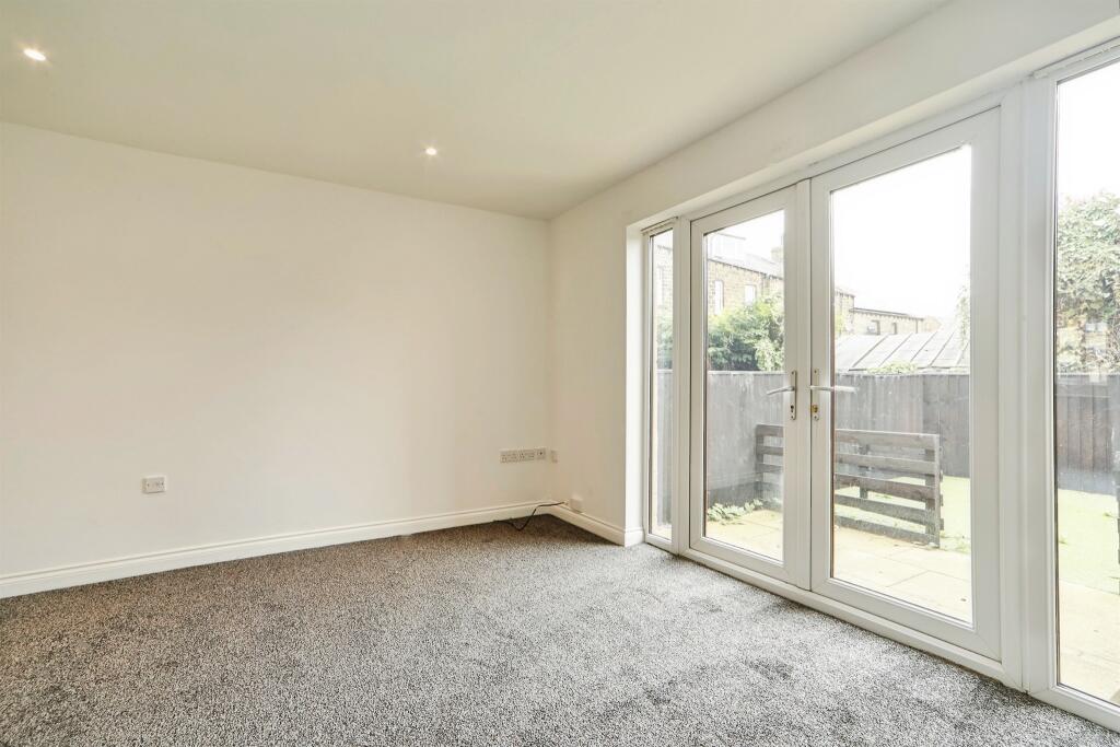 Lauren Drive, Keighley – další