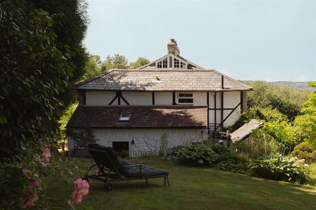 House in Tandridge, Bletchingley - More