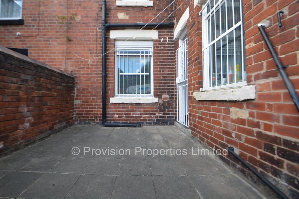 6 bedroom end of terrace house for rent