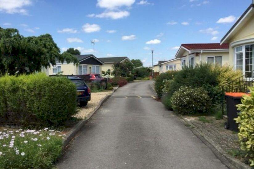 2-bed caravan on Plots Available, Woodside Park, Woodside, Luton, Bedfordshire, LU1 4LP, £280,000