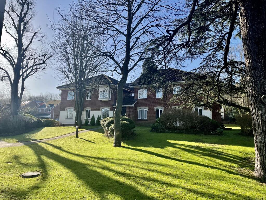 2-bed flat on Fetcham, Leatherhead, Surrey, KT22, £269,000