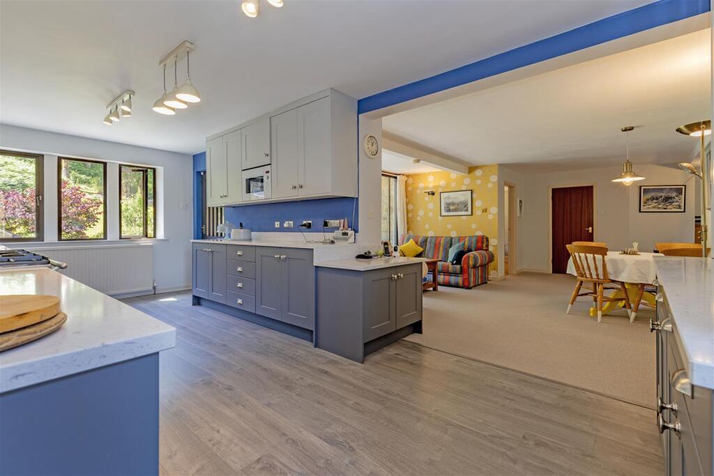 House in High Peak, Thornhill - View 5