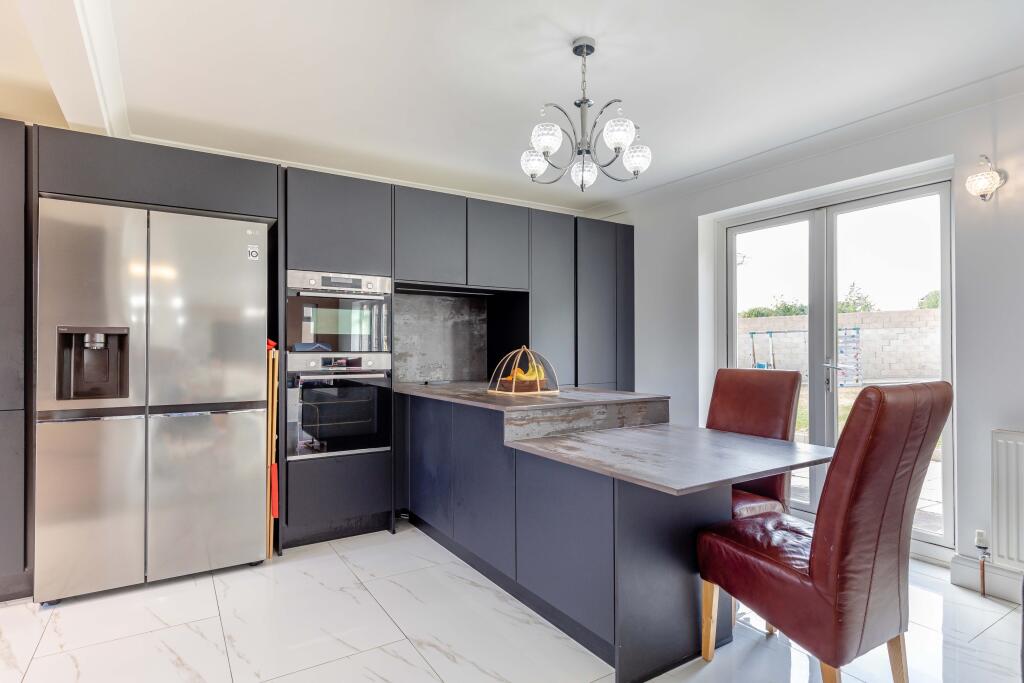 House in Farnham Common, Wexham Street, Stoke Poges - More