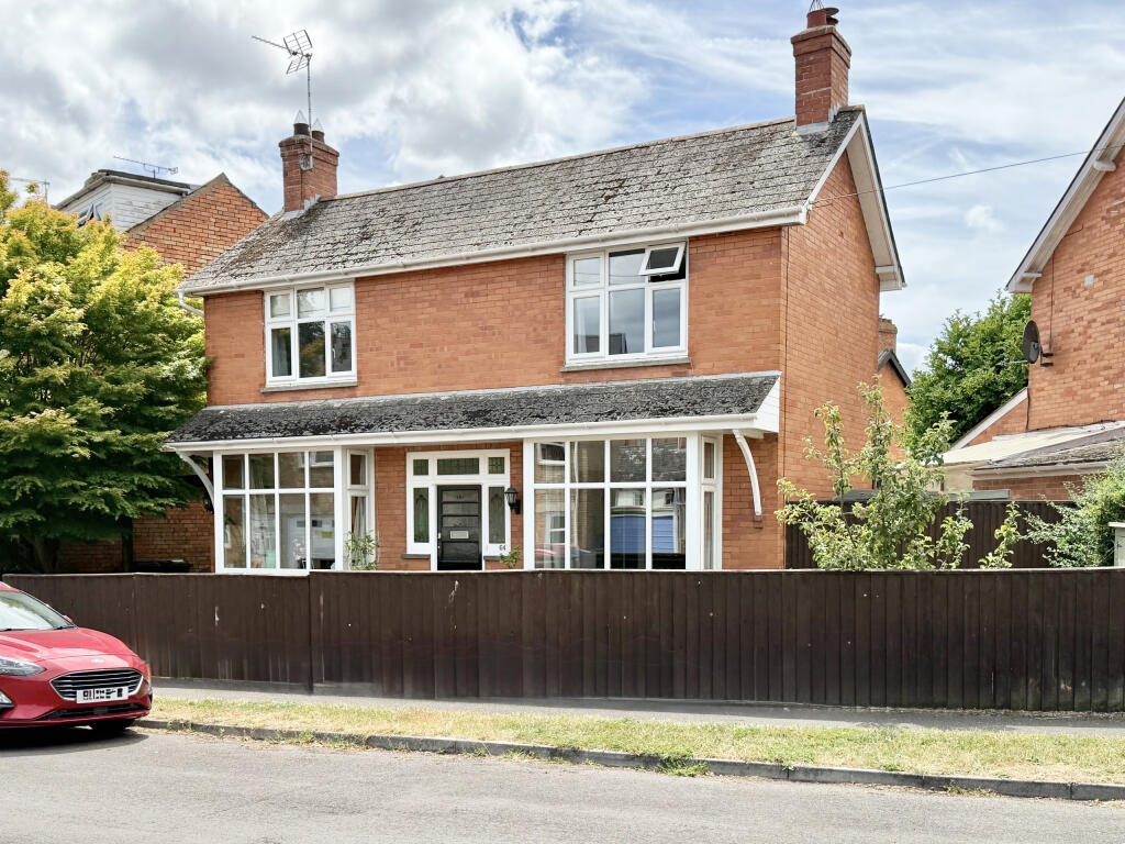 3-bed detached on Greenway Crescent, Taunton, Somerset, £375,000