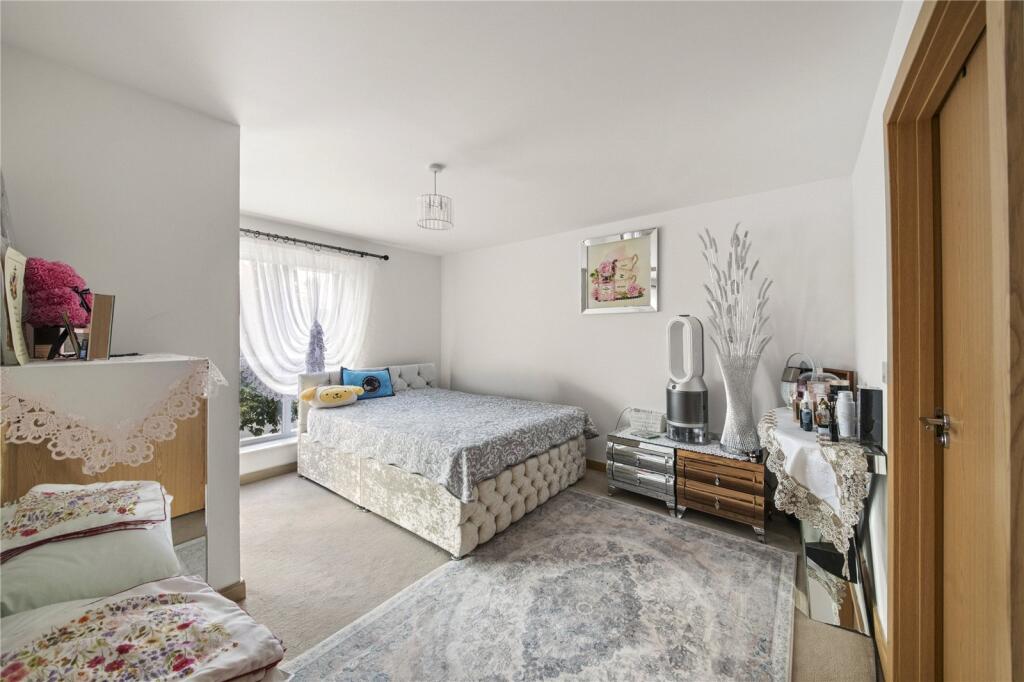 Apartment in Southall - More