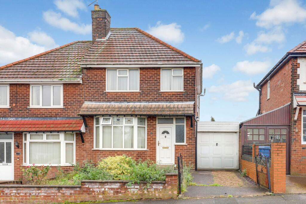 3-bed semi-detached on The Knoll, Mansfield, NG18, £150,000