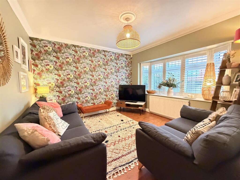 Highlands Boulevard, Leigh-On-Sea photo 3