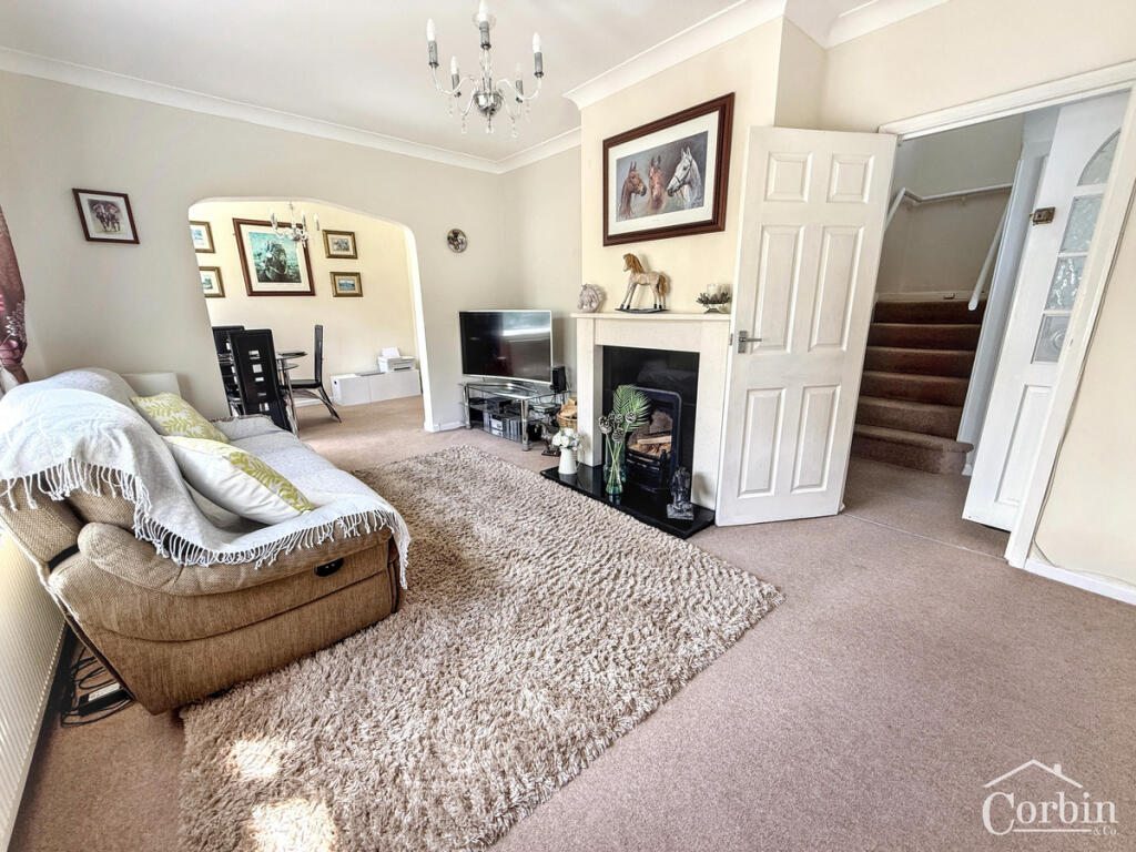 Sunningdale Crescent, Bournemouth, BH10 5 photo 3