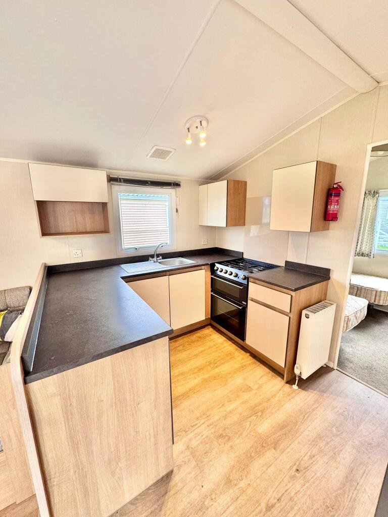 Willerby Johnson CL Caravan, Chichester Lakeside Holiday Park, Vinnetrow Road, Chichester, West Sussex, PO20 1QH - View 5