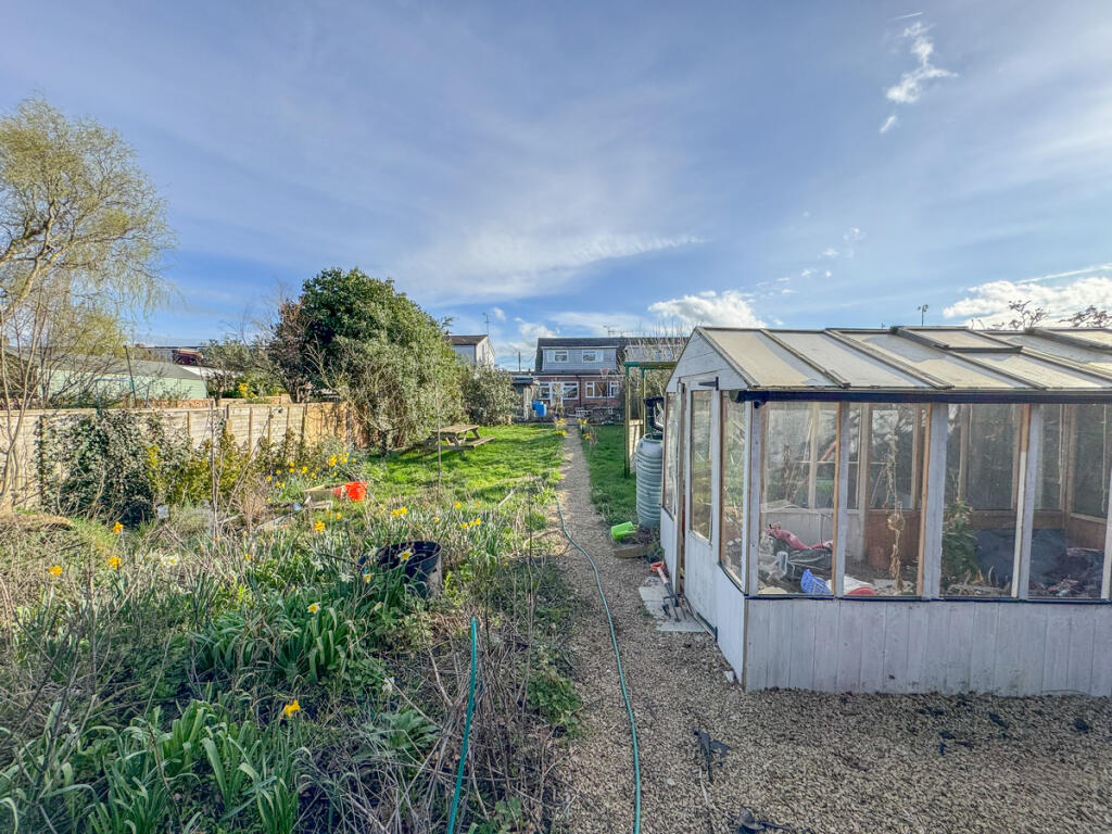 Lascelles Gardens, Rochford, SS4 3 photo 2