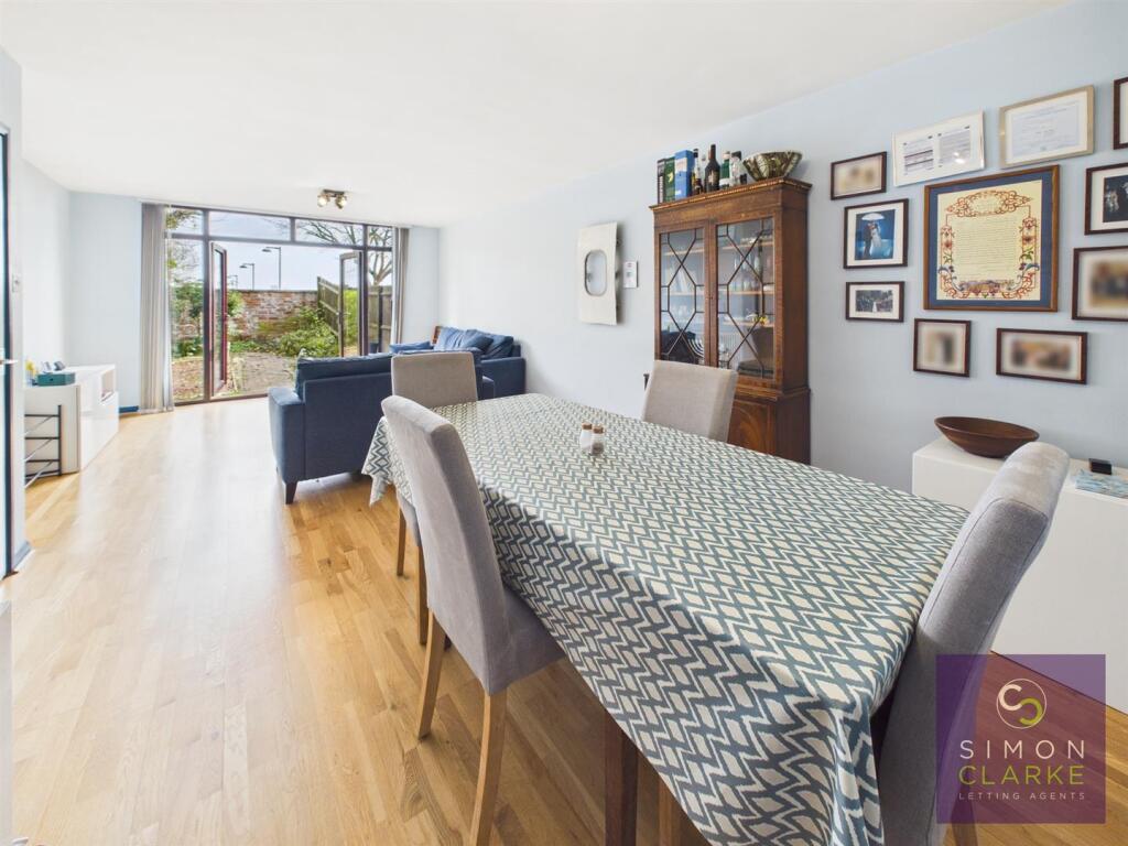 Main image of property: Bow Lane, North Finchley, N12 - Garden maintenance included in rent