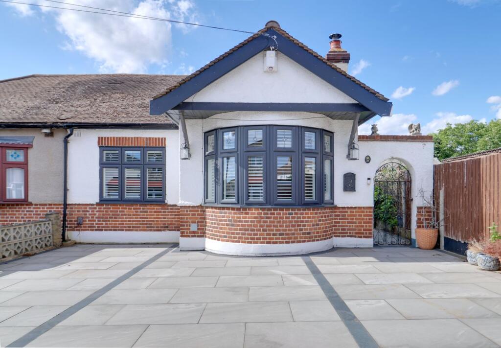 Main image of property: Toplands Avenue, Aveley, South Ockendon, RM15