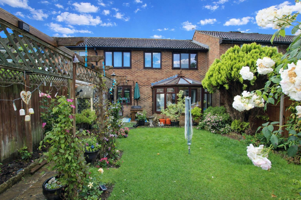 Lydiard Close, Boyatt Wood, Eastleigh photo 4