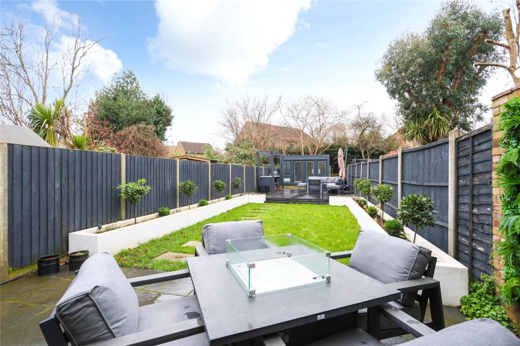 West Grove, Walton-On-Thames, KT12 photo 2