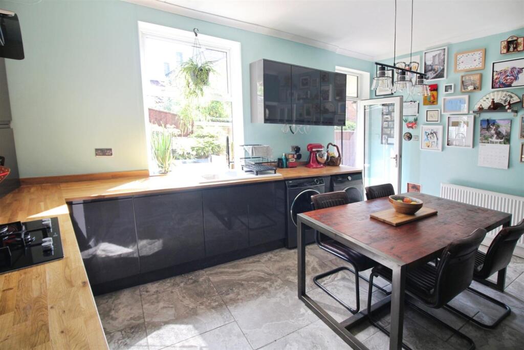 House in Leeds, Rothwell Haigh, Rothwell - View 3