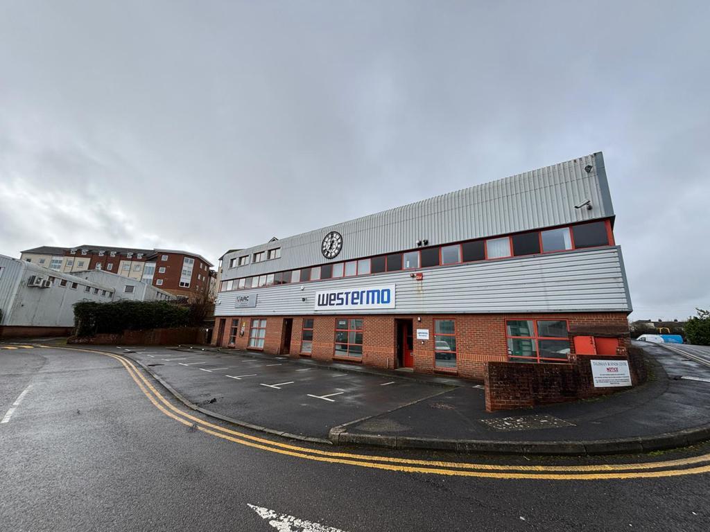 Main image of property: 15 & 16 Talisman Business Centre, Duncan Road, Park Gate, Southampton, Hampshire, SO31 7GA