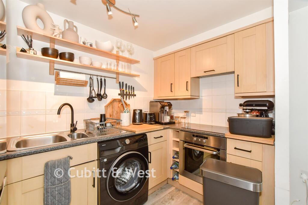 Apartment in Crawley, Three Bridges - View 5