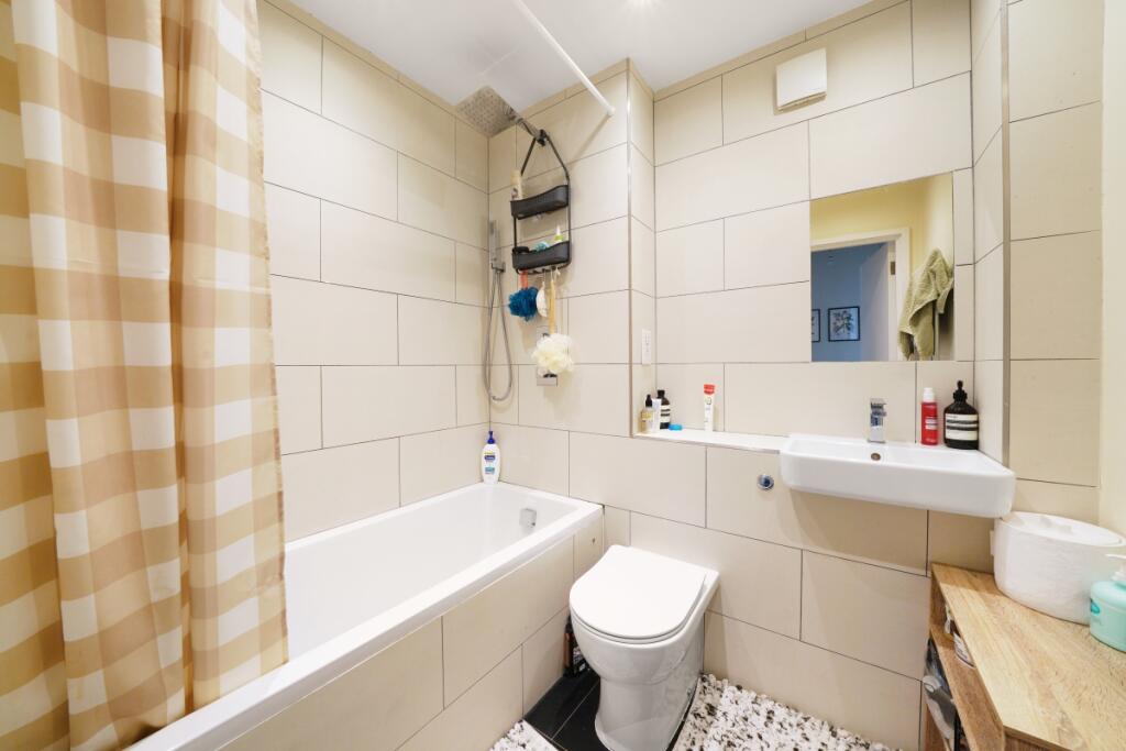 Apartment in London, Rush Green - More