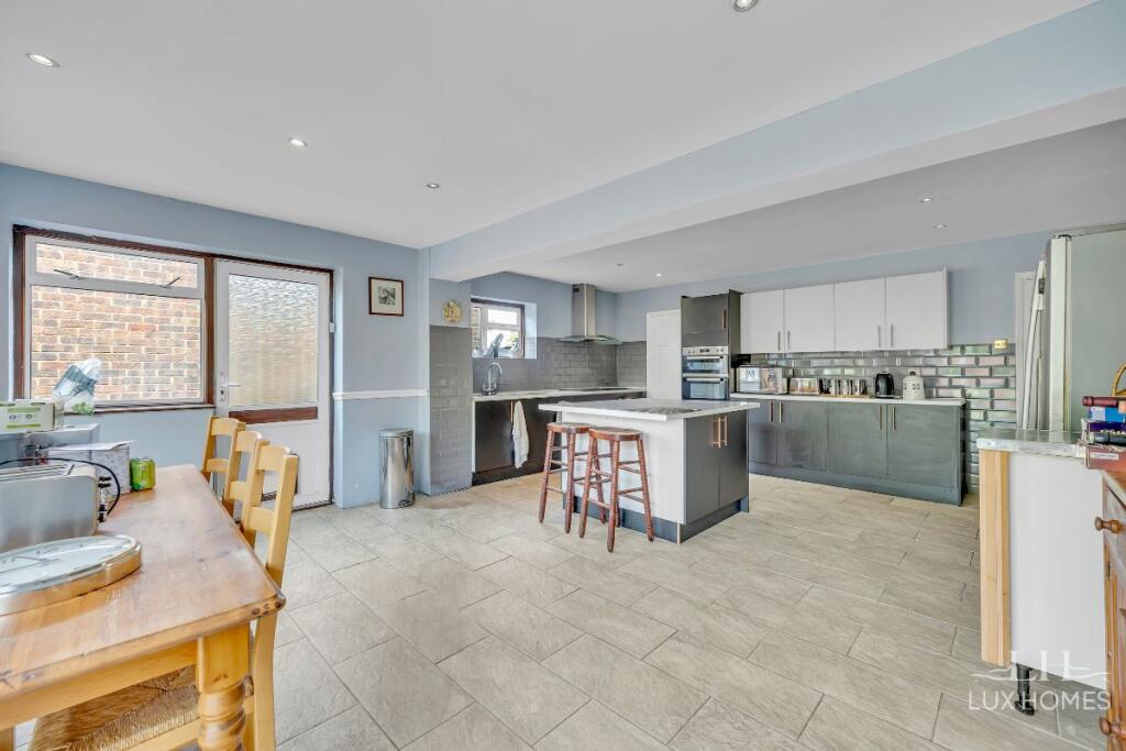 Rayleigh Road, Brentwood, CM13 photo 2